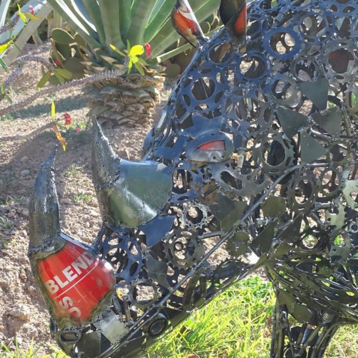sculpture rhinocéros métal recyclé, statue rhinocéros décoration jardin, rhinocéros en fer forgé, art animalier en métal recyclé, décoration extérieure rhinocéros, sculpture monumentale métal, rhinocéros fait main métal, sculpture contemporaine animal, œuvre écologique métal recyclé, décoration safari métal, sculpture rhino métal artisanale, rhinocéros géant pour jardin, art brut recyclé rhinocéros.