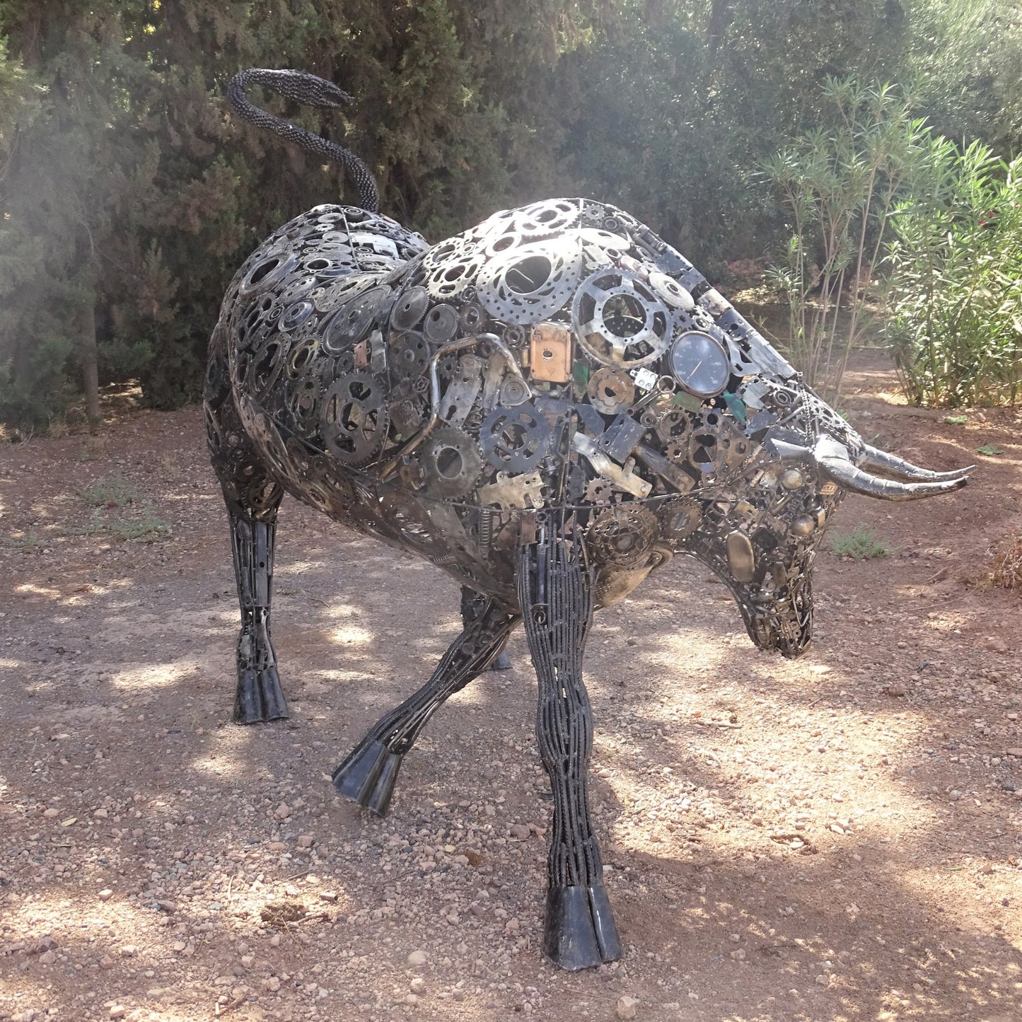 Sculpture en metal , sculpture taureau moderne, sculpture taureau, tete de taureau, logo lamborghini, taureau lamborghini, statue taureau, taureaux, taureau, tete de taureau, logo cheval, logo voiture cheval, logo cheval voiture, taureau sculpture, Sculpture en metal, sculpture metal jardin, decoration animaux, statue jardin, statue de jardin, statue exterieur, sculpture jardin, decoration animaux de la foret, decoration animaux.