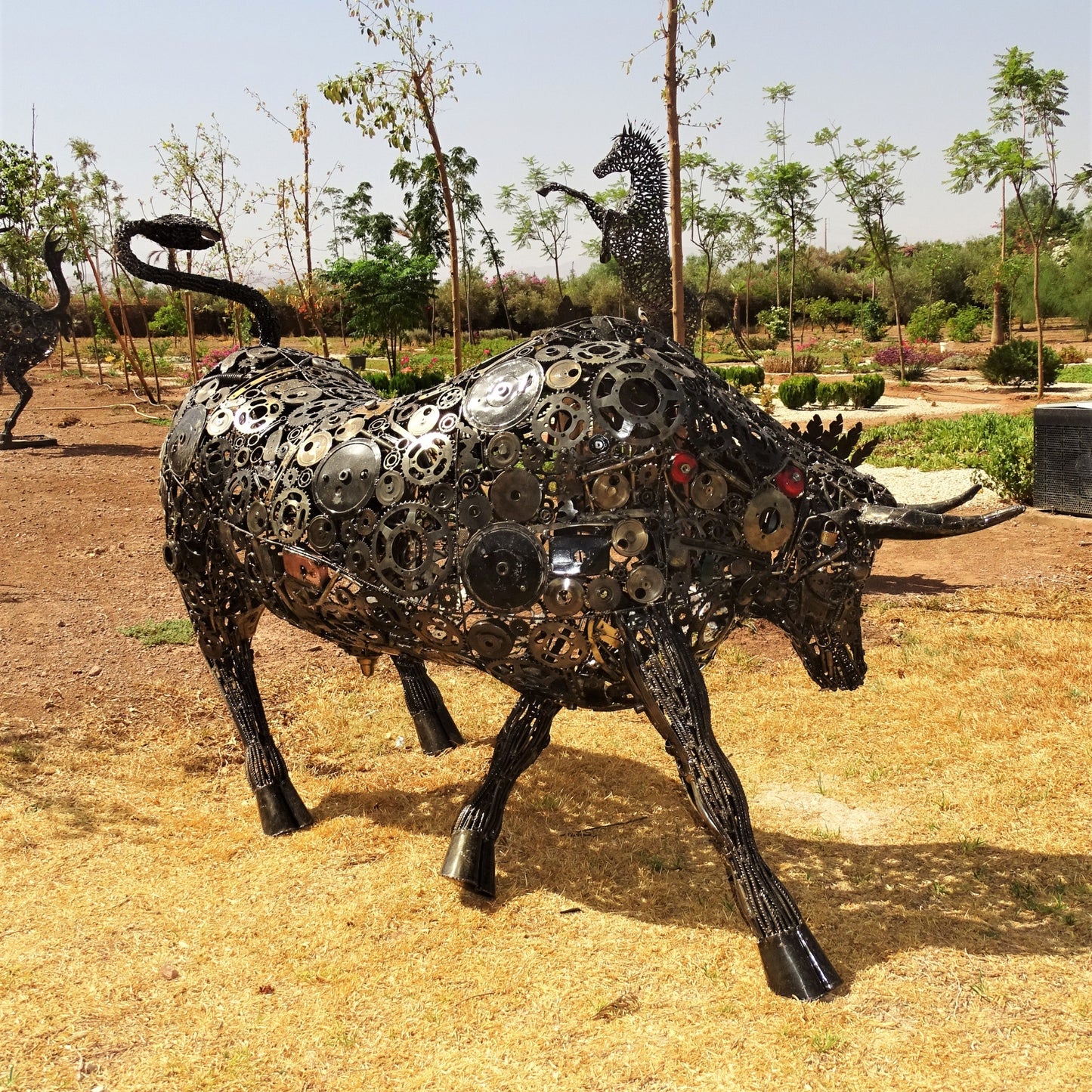 Sculpture en metal , sculpture taureau moderne, sculpture taureau, tete de taureau, logo lamborghini, taureau lamborghini, statue taureau, taureaux, taureau, tete de taureau, logo cheval, logo voiture cheval, logo cheval voiture, taureau sculpture, Sculpture en metal, sculpture metal jardin, decoration animaux, statue jardin, statue de jardin, statue exterieur, sculpture jardin, decoration animaux de la foret, decoration animaux.