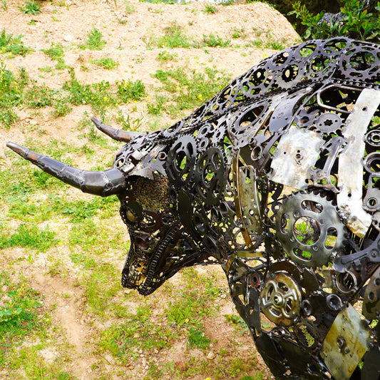 Sculpture taureau en métal recyclé réalisée à la main style art industriel