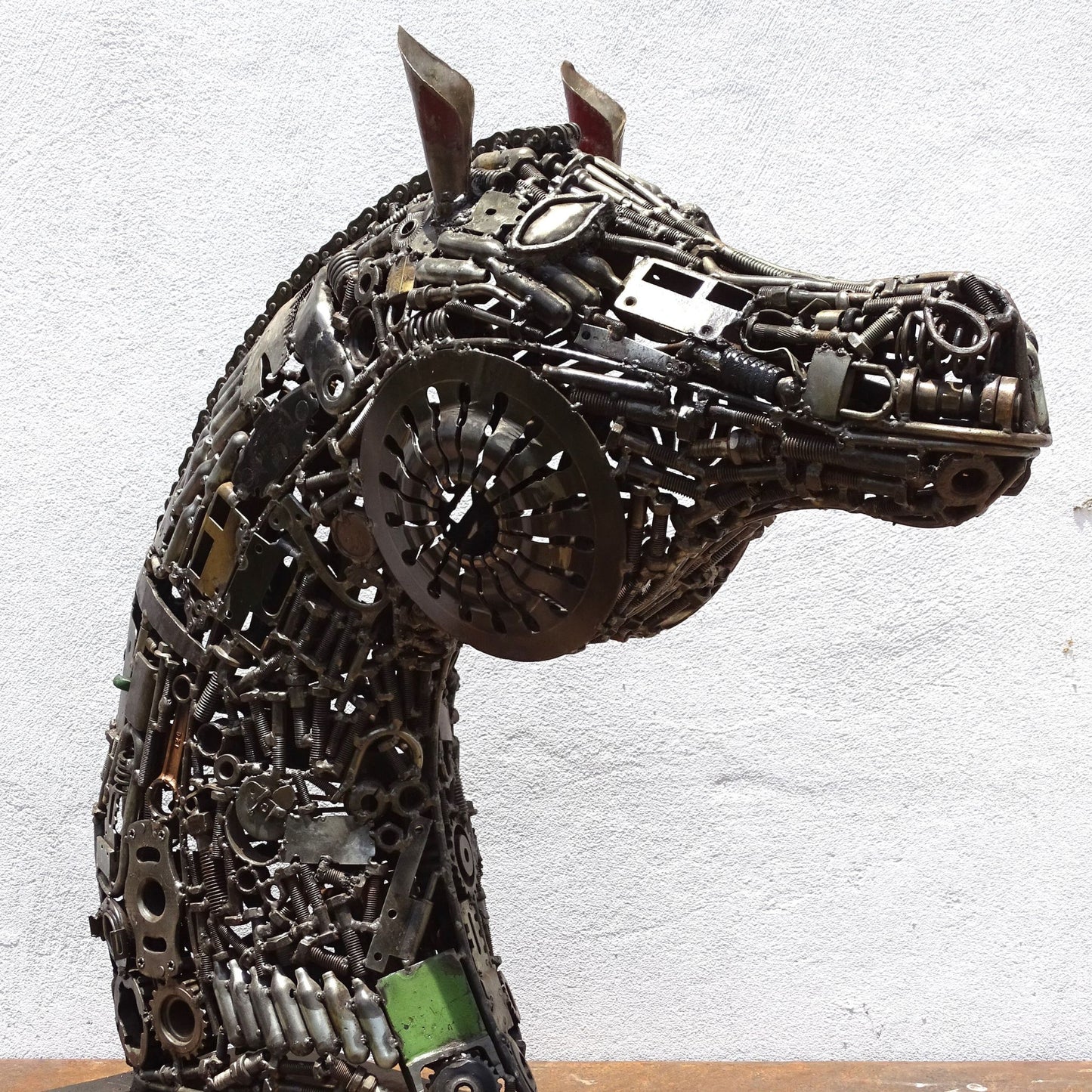 Sculpture en metal , cheval de metal, cheval mécanique, cheval mecanique, statue cheval extérieur, statue cheval jardin, sculpture animaux, sculpture cheval, cheval cabré, statue cheval, sculpture cheval, statue equestre, , cheval en bronze, decoration cheval, sculpture metal, deco jardin metal, deco jardin, décoration fer forgé extérieur, decoration exterieur, sculpture metal jardin, tête de cheval, figurine cheval, tete de cheval, tete cheval, statue cheval, demi pension cheval, demi cheval.