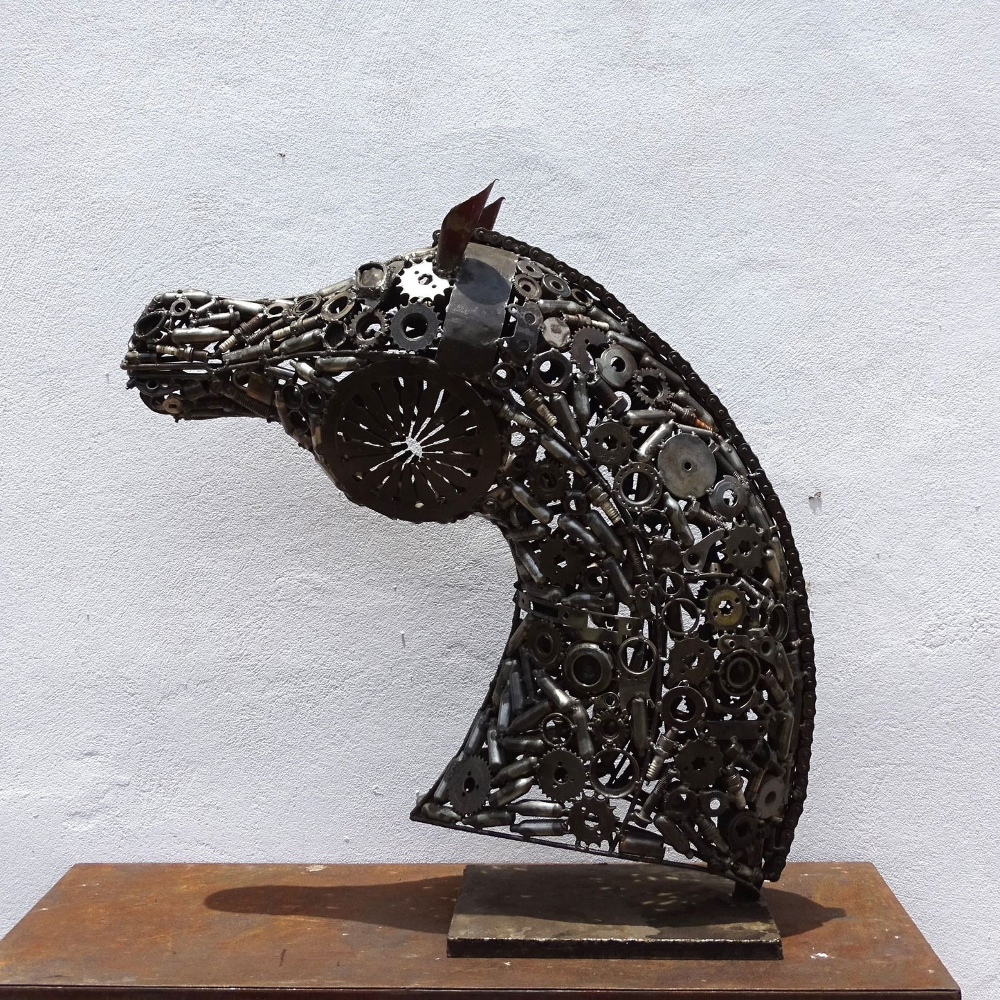 Sculpture en metal , cheval de metal, cheval mécanique, cheval mecanique, statue cheval extérieur, statue cheval jardin, sculpture animaux, sculpture cheval, cheval cabré, statue cheval, sculpture cheval, statue equestre, , cheval en bronze, decoration cheval, sculpture metal, deco jardin metal, deco jardin, décoration fer forgé extérieur, decoration exterieur, sculpture metal jardin, tête de cheval, figurine cheval, tete de cheval, tete cheval, statue cheval, demi pension cheval, demi cheval.
