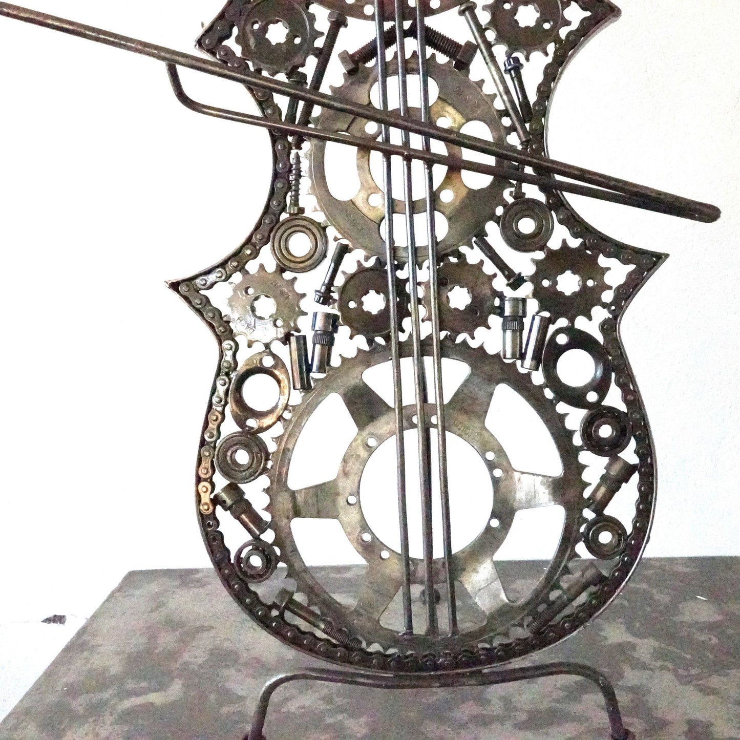 Sculpture en metal , sculpture violon, sculpture musique, statue musicale, musique statue musicale, violon, violon electrique, Déco murale, decoration murale, Sculpture en metal, sculpture moderne, décoration.
