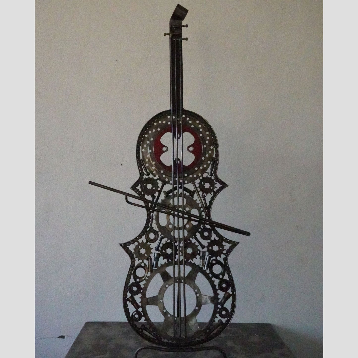 Sculpture en metal , sculpture violon, sculpture musique, statue musicale, musique statue musicale, violon, violon electrique, Déco murale, decoration murale, Sculpture en metal, sculpture moderne, décoration.
