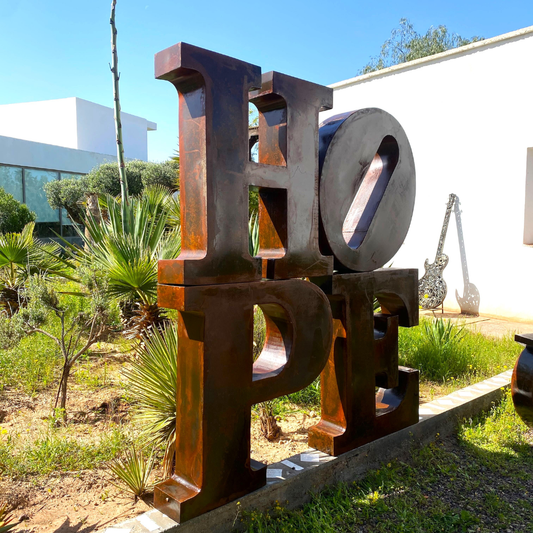 Sculpture “HOPE” en Métal Oxydé
