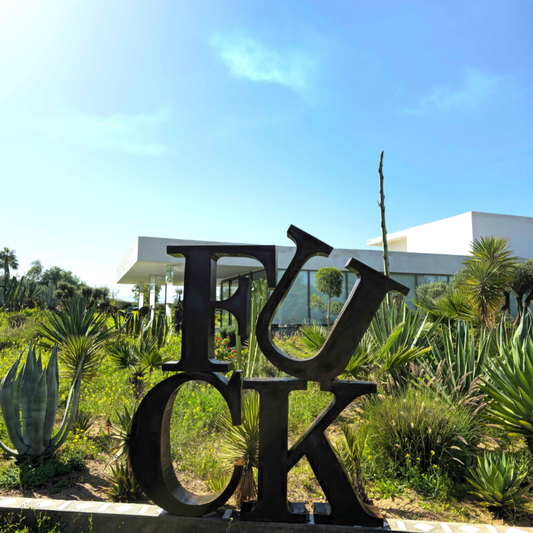 Sculpture “FUCK” en Métal Oxydé