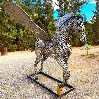 Sculpture “Cheval Pégase au Trot” en Fers à Cheval