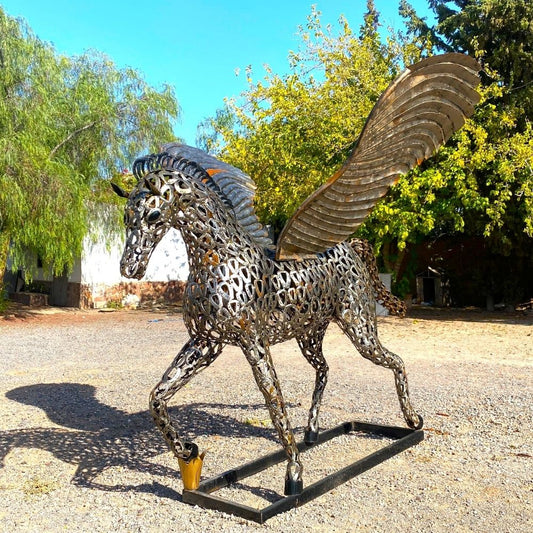 Sculpture “Cheval Pégase au Trot” en Fers à Cheval