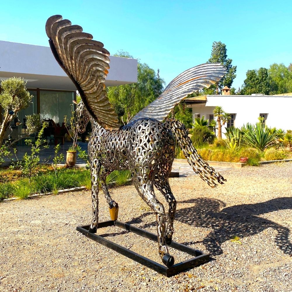 Sculpture “Cheval Pégase au Trot” en Fers à Cheval