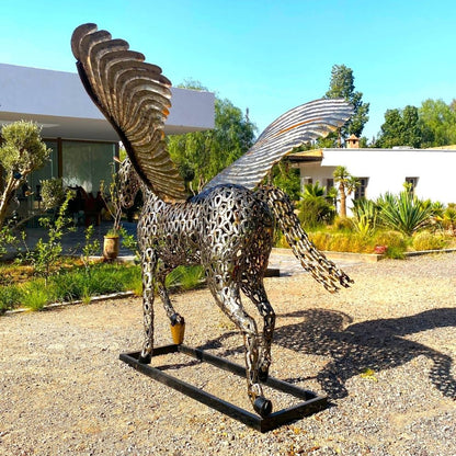 Sculpture “Cheval Pégase au Trot” en Fers à Cheval
