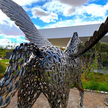 Sculpture “Cheval Pégase au Trot” en Fers à Cheval
