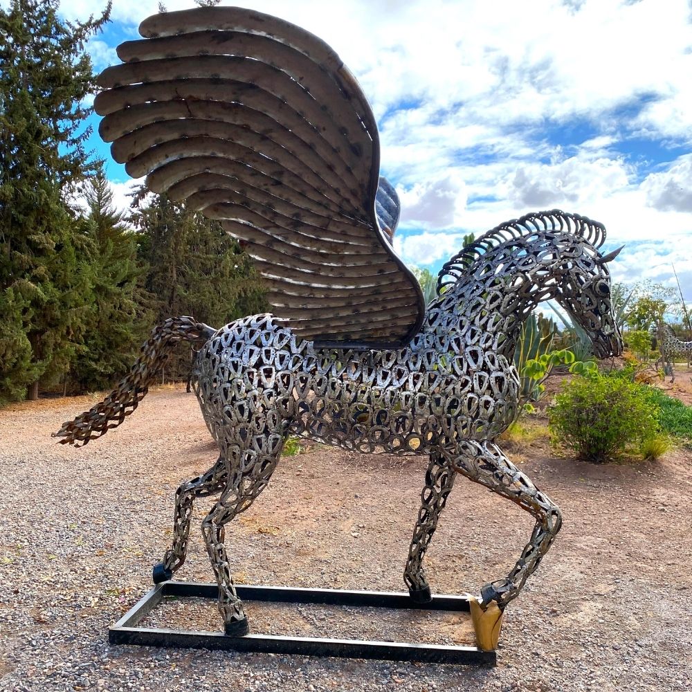 Sculpture “Cheval Pégase au Trot” en Fers à Cheval
