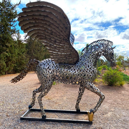Sculpture “Cheval Pégase au Trot” en Fers à Cheval