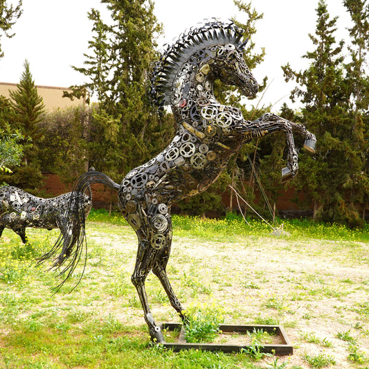 Sculpture Cheval Cabré en Métal Recyclé