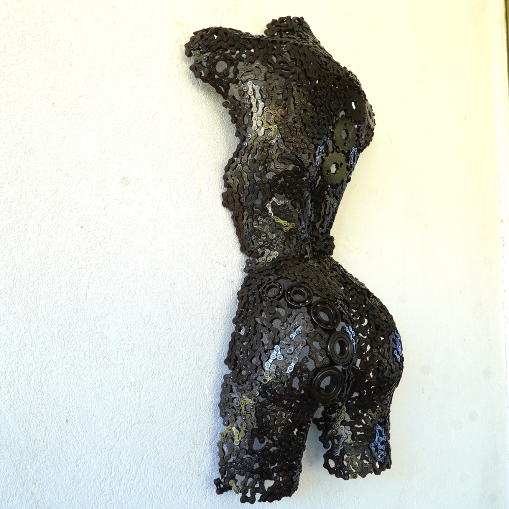 Buste sculpture femme en métal recyclé | sculpture artisanale décorative | 77 × 43 × 18 cm | pièce de caractère | installation simple