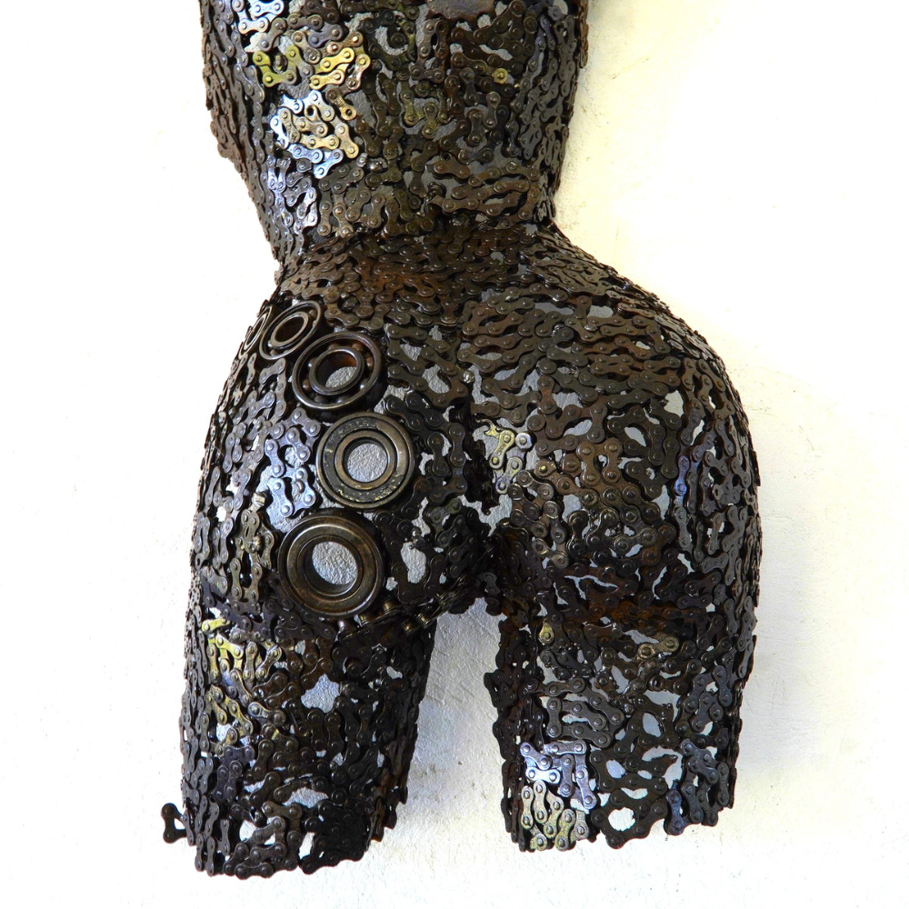 Buste sculpture femme en métal recyclé | sculpture artisanale décorative | 77 × 43 × 18 cm | pièce de caractère | installation simple