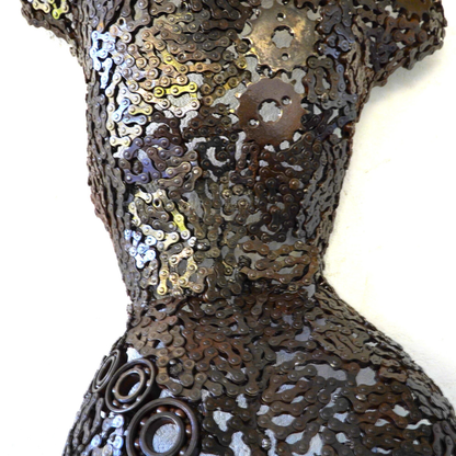 Buste sculpture femme en métal recyclé | sculpture artisanale décorative | 77 × 43 × 18 cm | pièce de caractère | installation simple