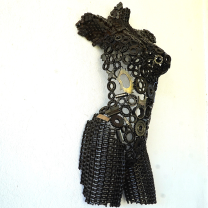 Buste sculpture femme en métal recyclé | sculpture artisanale décorative | 79 × 43 × 21 cm | pièce unique écoresponsable | installation simple
