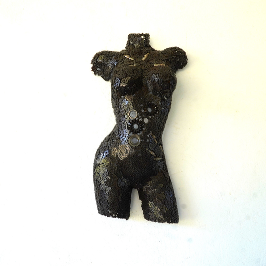 Buste sculpture femme en métal recyclé | œuvre artisanale décorative | 76 × 40 × 20 cm | pièce unique | installation simple