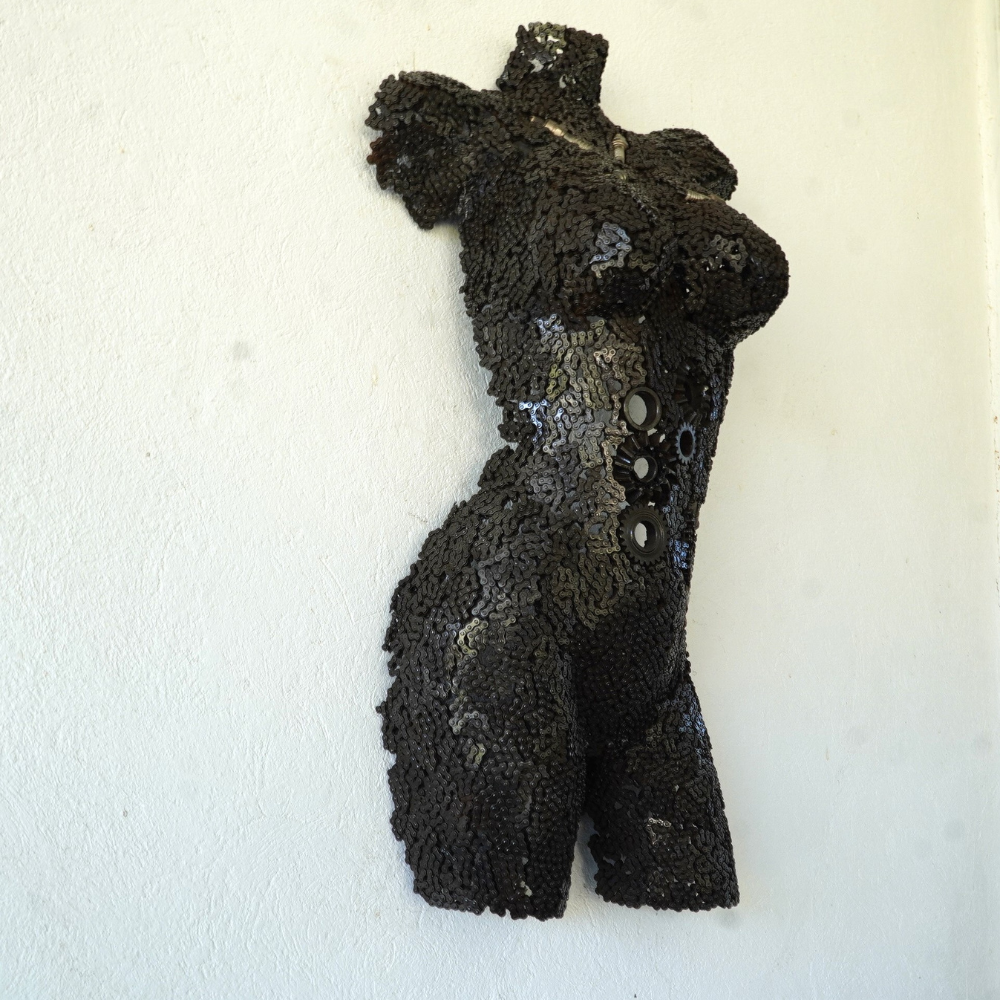Buste sculpture femme en métal recyclé | œuvre artisanale décorative | 76 × 40 × 20 cm | pièce unique | installation simple