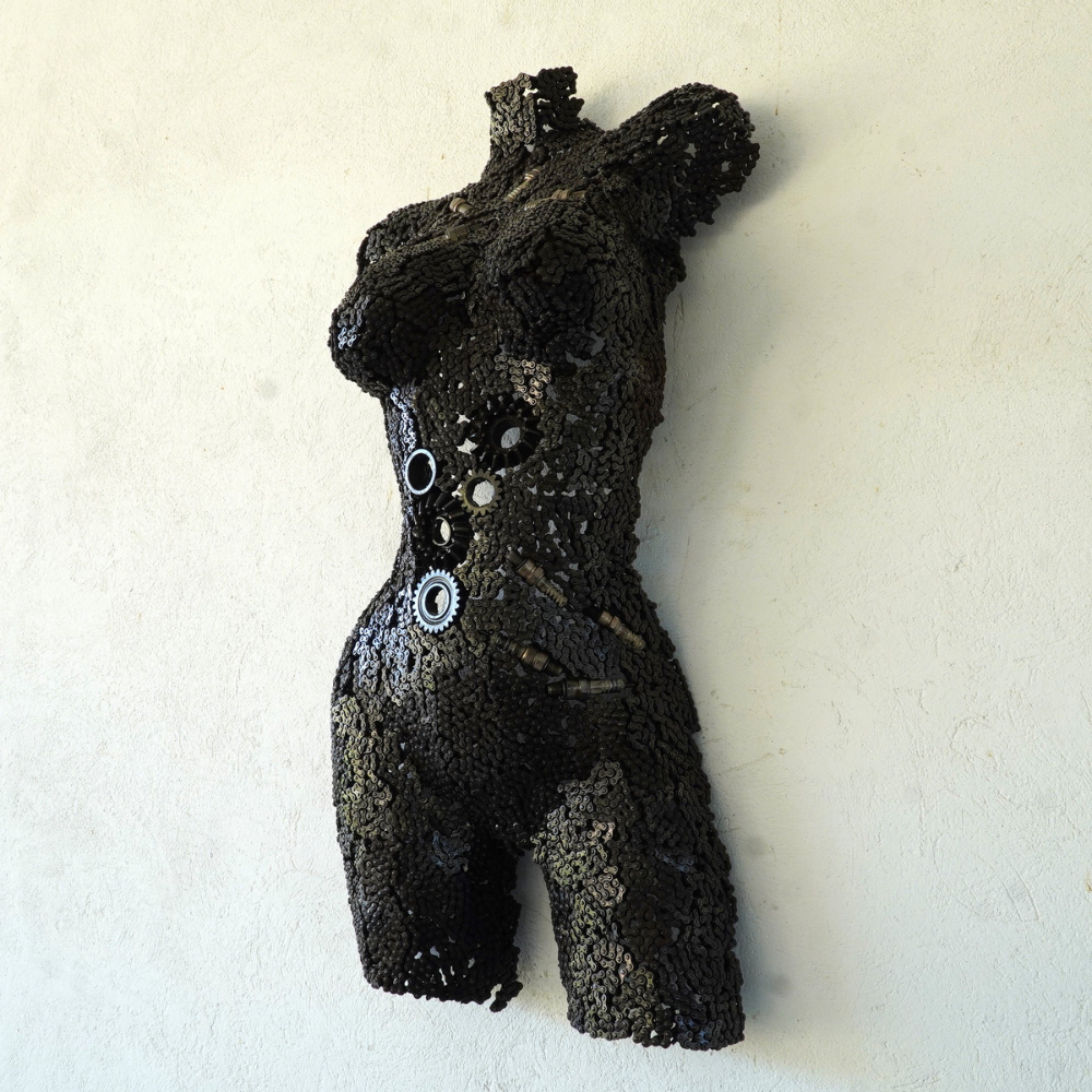 Buste sculpture femme en métal recyclé | œuvre artisanale décorative | 76 × 40 × 20 cm | pièce unique | installation simple