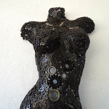Buste sculpture femme en métal recyclé | œuvre artisanale décorative | 76 × 40 × 20 cm | pièce unique | installation simple