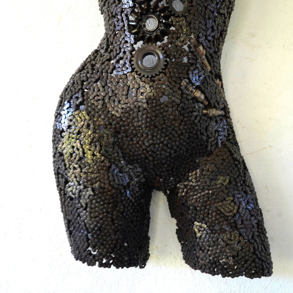 Buste sculpture femme en métal recyclé | œuvre artisanale décorative | 76 × 40 × 20 cm | pièce unique | installation simple