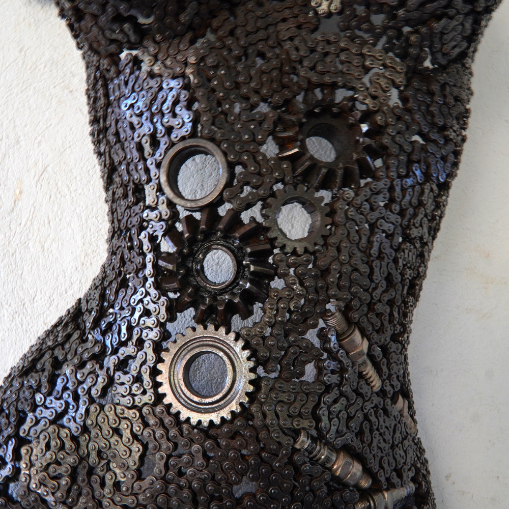 Buste sculpture femme en métal recyclé | œuvre artisanale décorative | 76 × 40 × 20 cm | pièce unique | installation simple