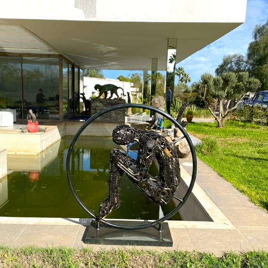 Sculpture en Métal – Figure Humaine Assise