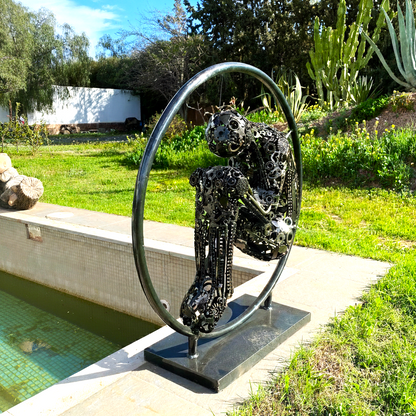 Sculpture en Métal – Figure Humaine Assise