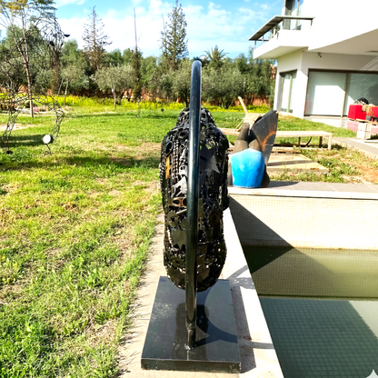 Sculpture en Métal – Figure Humaine Assise