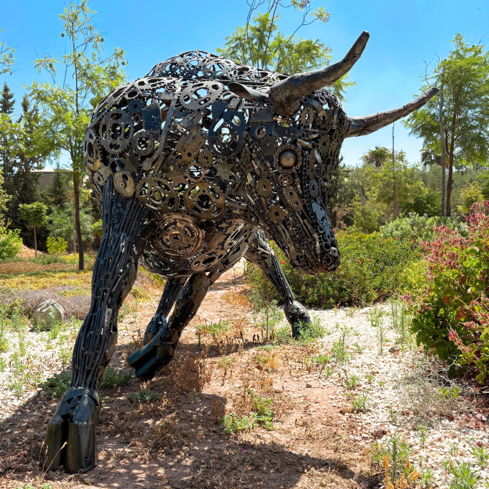 sculpture-taureau-lamborghini-metal-recycle-vue-avant