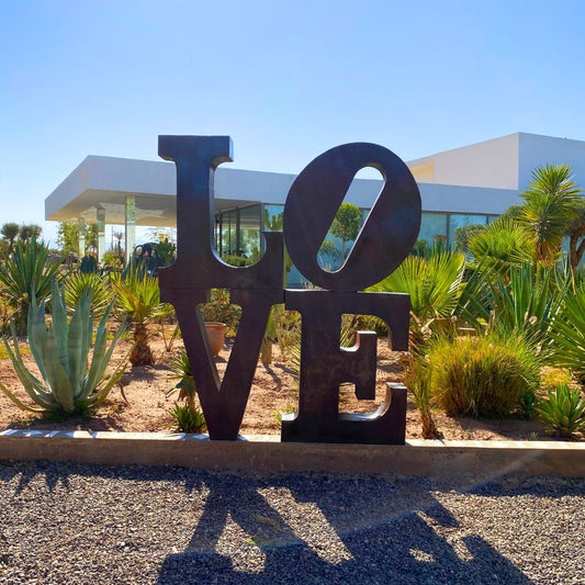 Sculpture LOVE en Métal Oxydé