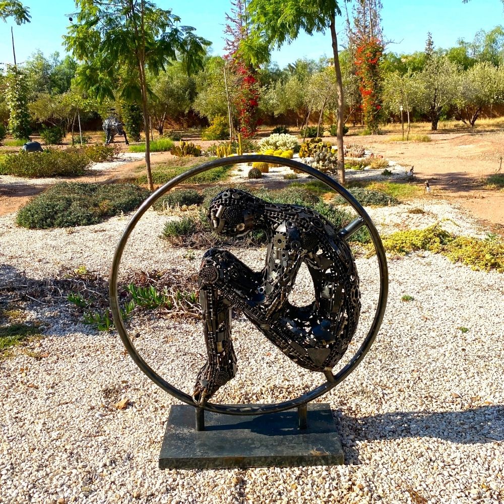 Sculpture en Métal – Figure Humaine Assise