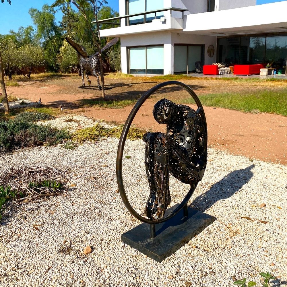 Sculpture en Métal – Figure Humaine Assise