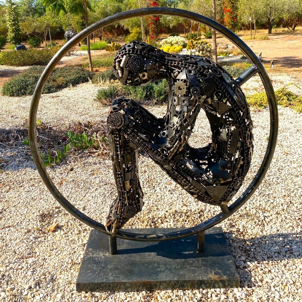 Sculpture en Métal – Figure Humaine Assise