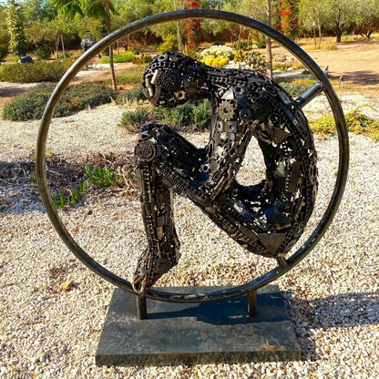 Sculpture en Métal – Figure Humaine Assise