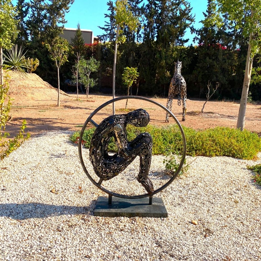 Sculpture en Métal – Figure Humaine Assise