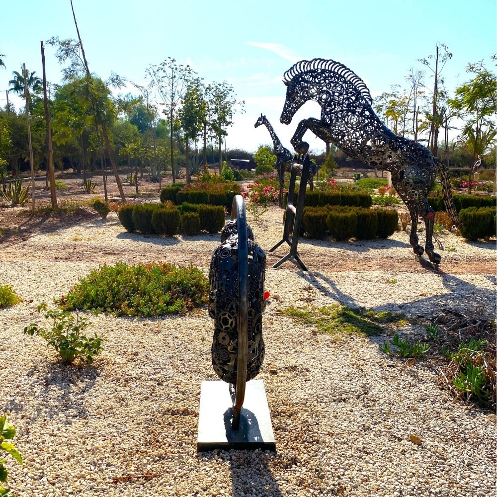 Sculpture en Métal – Figure Humaine Assise