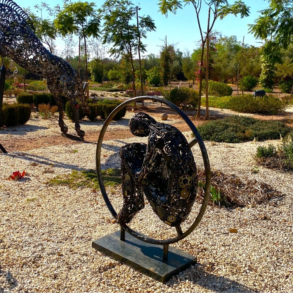 Sculpture en Métal – Figure Humaine Assise