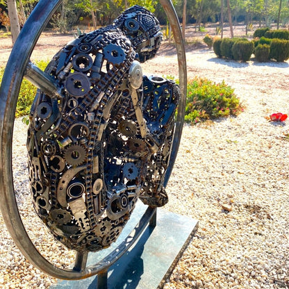 Sculpture en Métal – Figure Humaine Assise