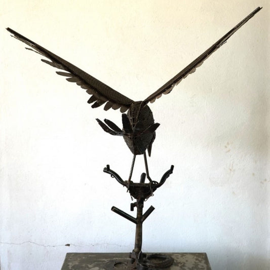 sculpture aigle métal recyclé, statue aigle décoration jardin, aigle en métal pour extérieur, art animalier en métal recyclé, aigle en fer forgé déco, sculpture murale aigle métal, aigle géant métal artisanat, œuvre contemporaine aigle recyclé, aigle décoratif style industriel, art écologique métal recyclé, sculpture aigle fait main, décoration extérieure avec aigle, sculpture monumentale en métal.