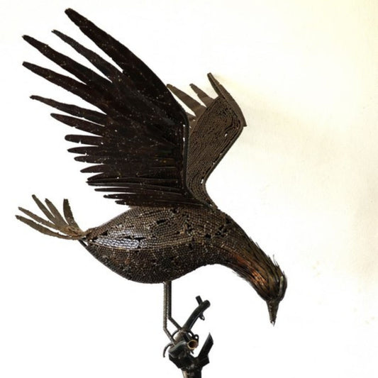 sculpture aigle métal recyclé, statue aigle décoration jardin, aigle en métal pour extérieur, art animalier en métal recyclé, aigle en fer forgé déco, sculpture murale aigle métal, aigle géant métal artisanat, œuvre contemporaine aigle recyclé, aigle décoratif style industriel, art écologique métal recyclé, sculpture aigle fait main, décoration extérieure avec aigle, sculpture monumentale en métal.