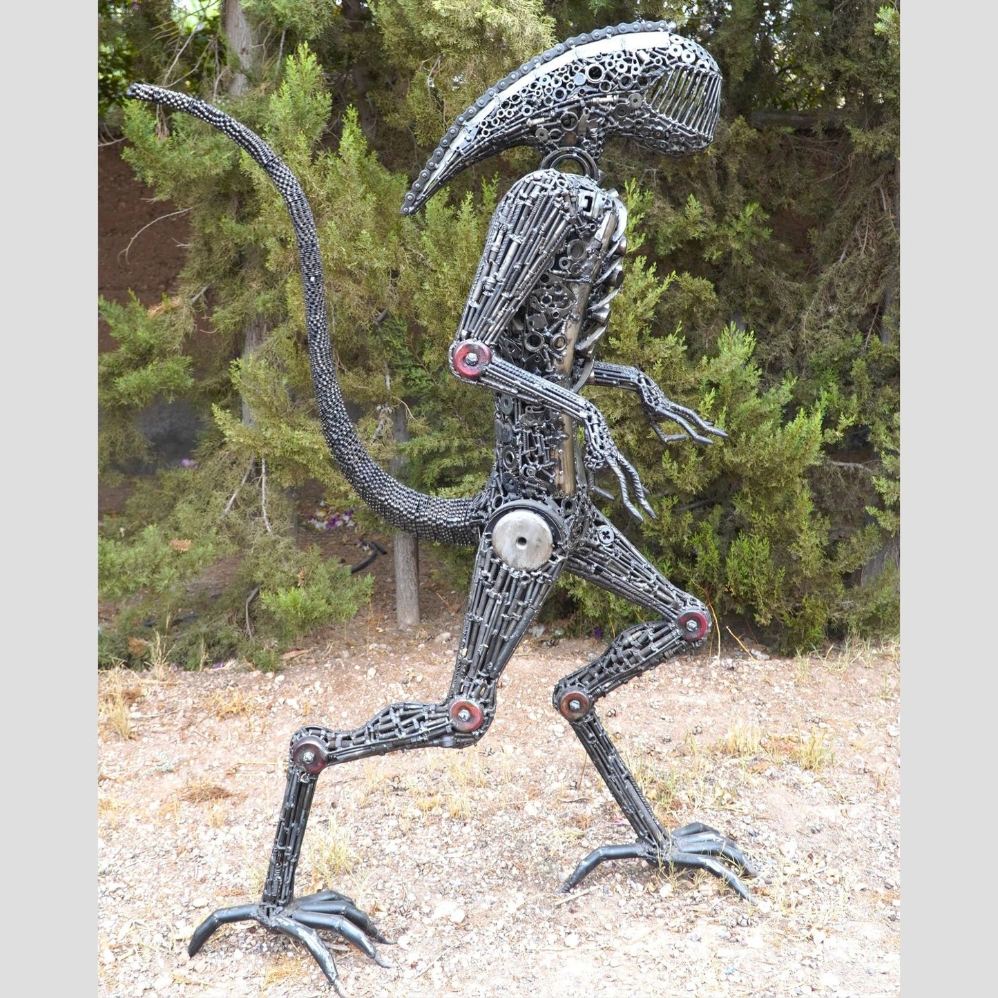 sculpture alien métal recyclé, statue alien déco contemporaine, art extraterrestre métal, alien en fer forgé, œuvre futuriste recyclée, décoration originale métal recyclé, sculpture extraterrestre artisanale, art recyclé design alien, décoration intérieure alien, sculpture métallique science-fiction, alien fait main métal, art écologique extraterrestre, sculpture futuriste recyclée.