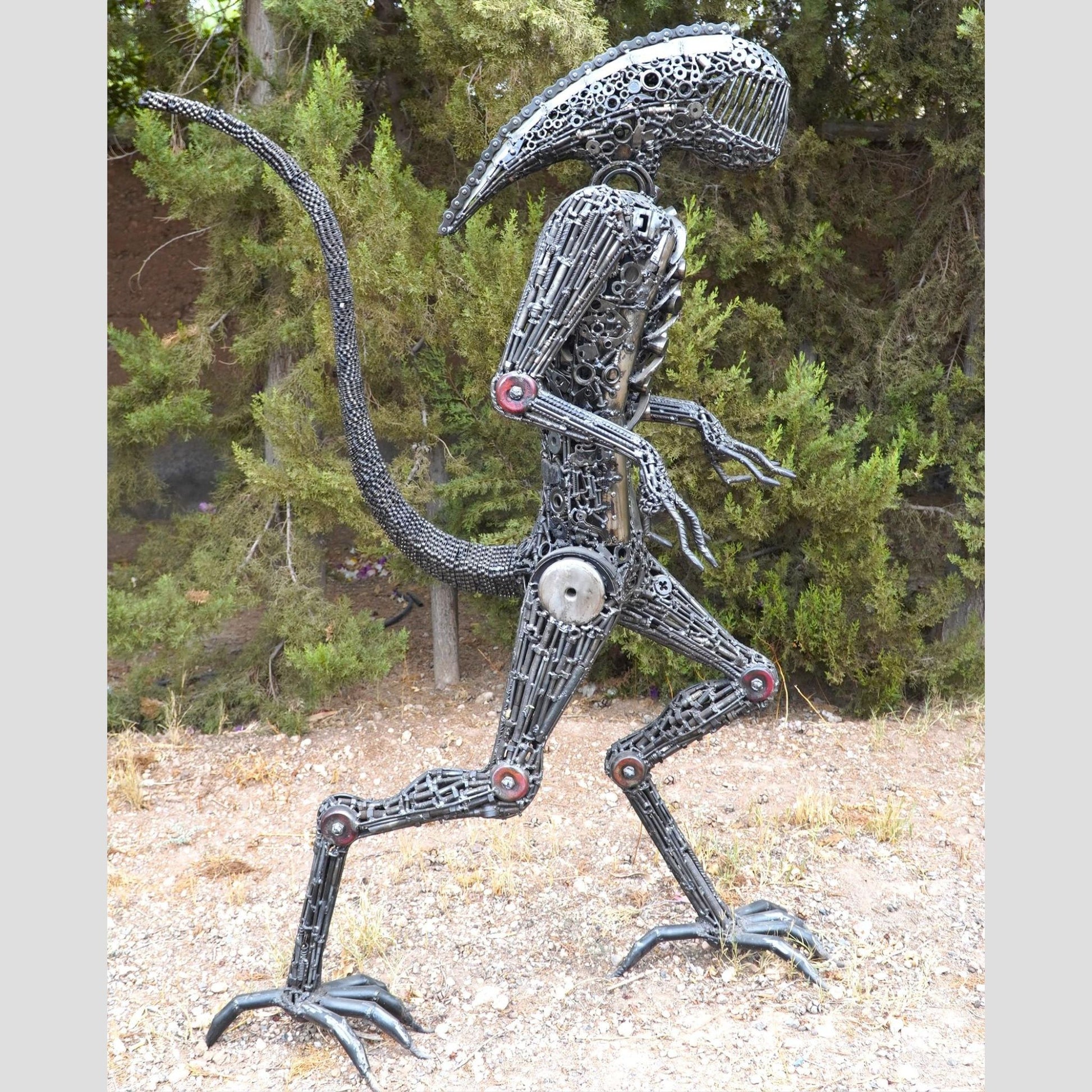 sculpture alien métal recyclé, statue alien déco contemporaine, art extraterrestre métal, alien en fer forgé, œuvre futuriste recyclée, décoration originale métal recyclé, sculpture extraterrestre artisanale, art recyclé design alien, décoration intérieure alien, sculpture métallique science-fiction, alien fait main métal, art écologique extraterrestre, sculpture futuriste recyclée.
