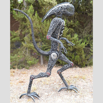sculpture alien métal recyclé, statue alien déco contemporaine, art extraterrestre métal, alien en fer forgé, œuvre futuriste recyclée, décoration originale métal recyclé, sculpture extraterrestre artisanale, art recyclé design alien, décoration intérieure alien, sculpture métallique science-fiction, alien fait main métal, art écologique extraterrestre, sculpture futuriste recyclée.