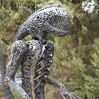 sculpture alien métal recyclé, statue alien déco contemporaine, art extraterrestre métal, alien en fer forgé, œuvre futuriste recyclée, décoration originale métal recyclé, sculpture extraterrestre artisanale, art recyclé design alien, décoration intérieure alien, sculpture métallique science-fiction, alien fait main métal, art écologique extraterrestre, sculpture futuriste recyclée.