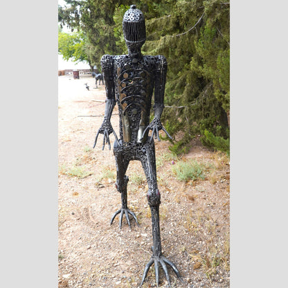 sculpture alien métal recyclé, statue alien déco contemporaine, art extraterrestre métal, alien en fer forgé, œuvre futuriste recyclée, décoration originale métal recyclé, sculpture extraterrestre artisanale, art recyclé design alien, décoration intérieure alien, sculpture métallique science-fiction, alien fait main métal, art écologique extraterrestre, sculpture futuriste recyclée.