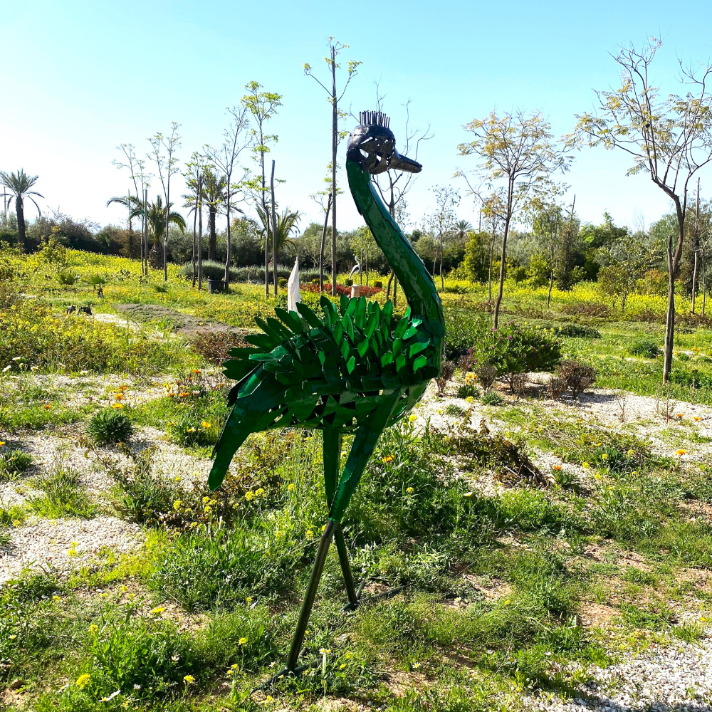 Sculpture autruche en métal recyclé vue latérale droite avec nuances naturelles du métal brut