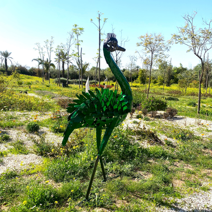 Sculpture autruche en métal recyclé vue latérale droite avec nuances naturelles du métal brut